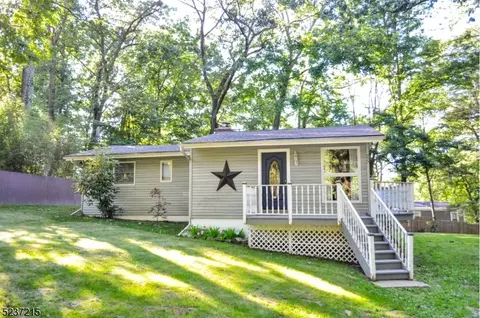 25 Woodland Trl, Hamburg, NJ 07419