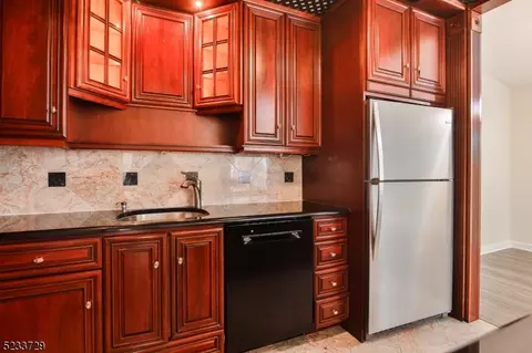 24 Meadowview Dr, Annandale, NJ 08801
