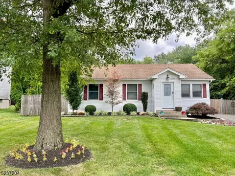 200 Churchill Ave, East Franklin, NJ 08873