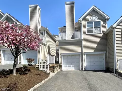 18 Springholm Dr, Berkeley Heights, NJ 07922