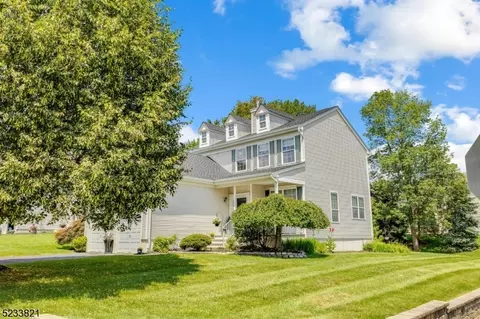 28 Saxton Dr, Hackettstown, NJ 07840
