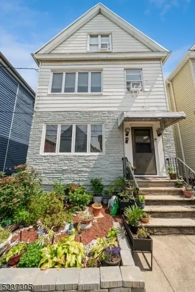 27 Newark Bay Ct, Bayonne, NJ 07002