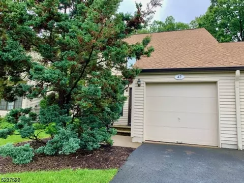 42 Minnisink Dr, Roseland, NJ 07068