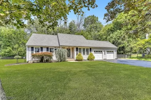 1 Woodcrest Ln, Green Brook, NJ 08812