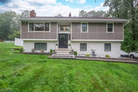 35 Smithtown Rd, Mount Olive, NJ 07828