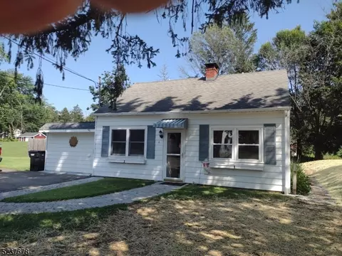 4 Round Top Dr, Clinton Twp, NJ 08801