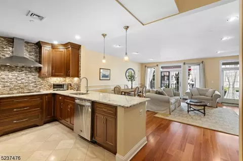 207 Shearwater Ct W #15, Jersey City, NJ 07305