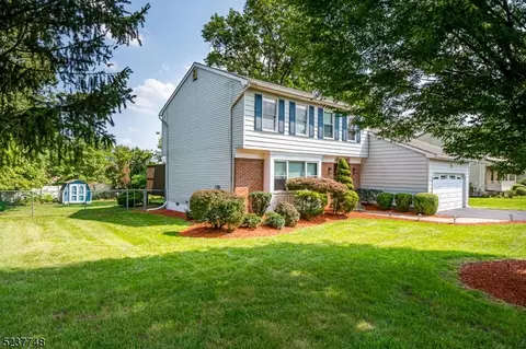 127 Hickory Rd, East Franklin, NJ 08873