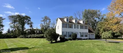 5 Hogan Ct, Mount Olive, NJ 07836
