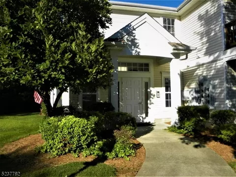 614 Honeybrook Cir #614, Stewartsville, NJ 08886