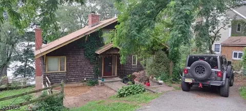 33 Lloyd Ave, Stanhope, NJ 07874