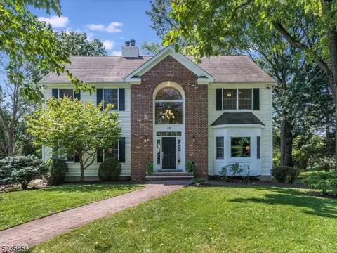 10 Shamrock Ct, Long Hill, NJ 07946