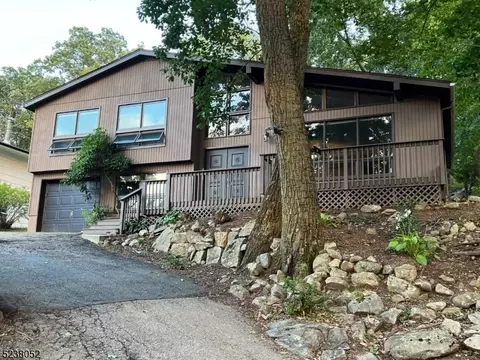 10 Woodlawn Ter, Jefferson, NJ 07849
