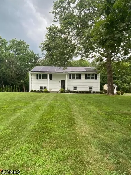 17 Fieldhedge Dr, Hillsborough, NJ 08844