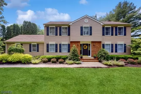39 Uptom Pine Rd, Lebanon, NJ 08833