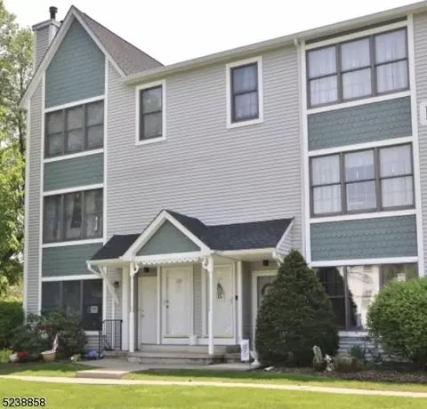 60 Burlington Ct, Hamburg, NJ 07419