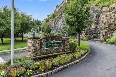 157 Mountainside Dr #157, Pompton Lakes, NJ 07442
