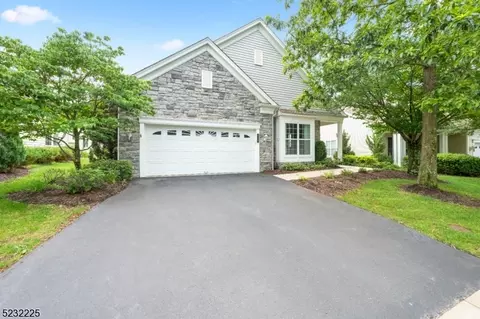 229 Knollcrest Ct, East Franklin, NJ 08873