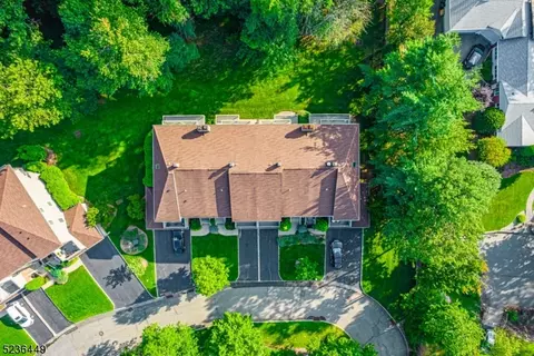 26 Dorset Cir, Caldwell, NJ 07006