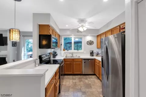 11 Stone House Ct, Oak Ridge, NJ 07438