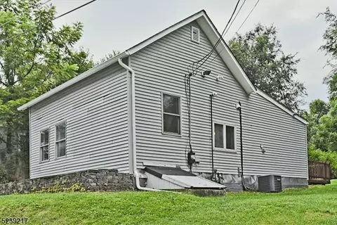 9 Urban St, Hamburg, NJ 07419