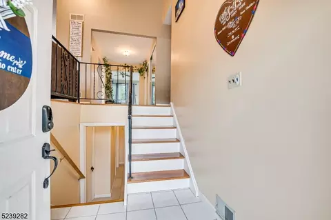 2 Merker Dr, Edison, NJ 08837