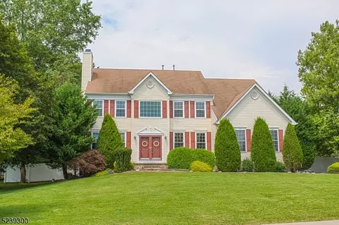 62 Margaret Dr, East Franklin, NJ 08873