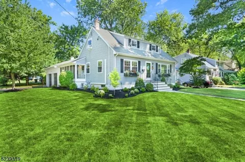 4 Barberry Ln, New Providence, NJ 07974