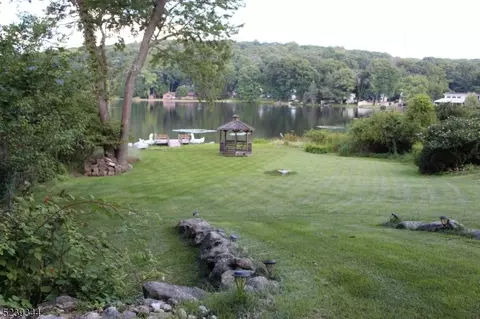 131 Seneca Lake Rd, Sparta, NJ 07871