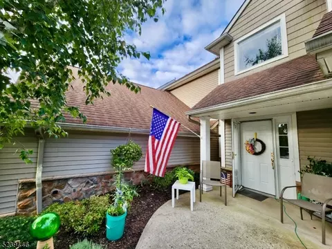 77 Bourne Ci, Hamburg, NJ 07419
