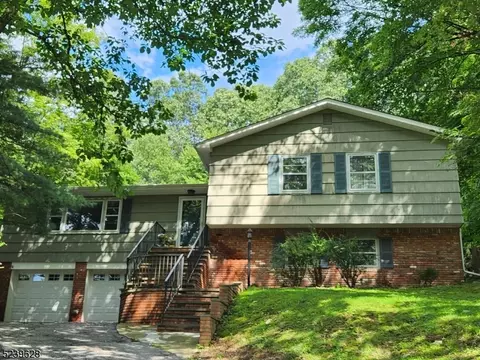 69 Warren Rd, Sparta, NJ 07871