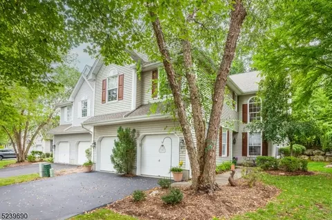 26 Mulberry Ln, Mount Arlington, NJ 07856