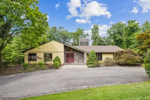 19 Cornell Dr, Livingston, NJ 07039