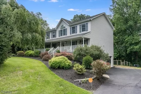 13 Millpond Dr, Lafayette, NJ 07848