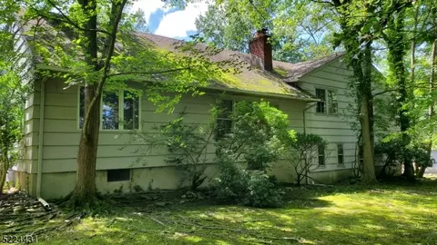 8 Canterbury Rd, Livingston, NJ 07039