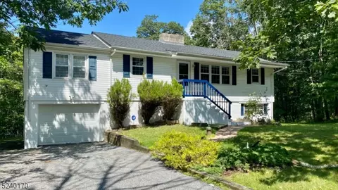 3 Aspenwood Dr, Highland Lakes, NJ 07422