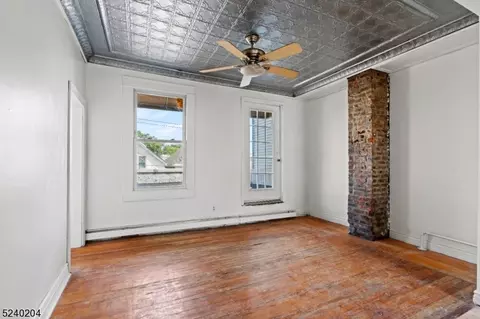 417 19th St, Union City, NJ 07087