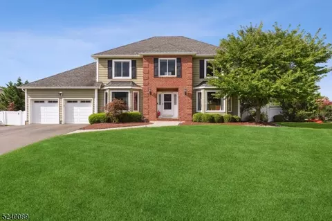 16 Heritage Dr, East Hanover, NJ 07936