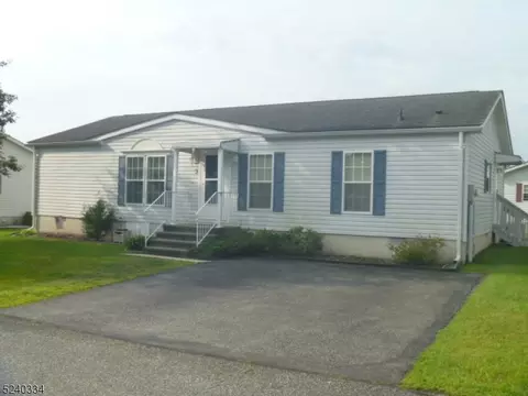 3 Hickory Ter, Belvidere, NJ 07823