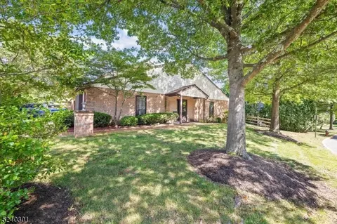 16 Jennifer Ct, Lebanon, NJ 08833