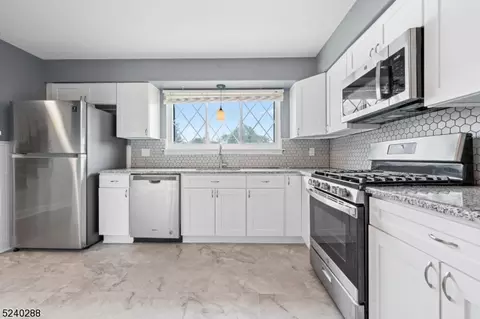 95 Devonshire Ct, Hillsborough, NJ 08844