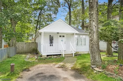 22 Amherst Way, Hopatcong, NJ 07843