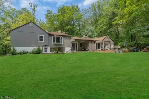 12 Stony Brook Rd, Hopewell, NJ 08525