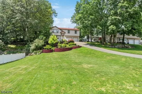18 Divito Trl, Hopatcong, NJ 07843
