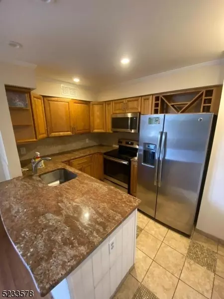 26 Red Oak Ter, Oak Ridge, NJ 07438