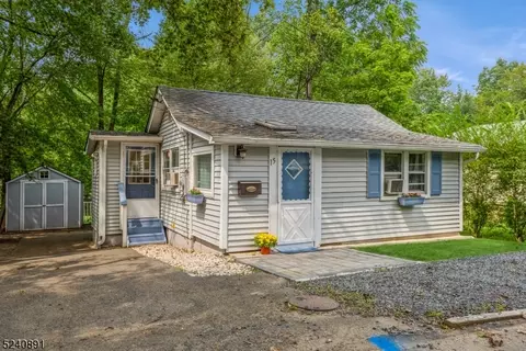 15 Foothill Rd, Mount Olive, NJ 07828