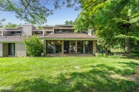 15 Hillside Ct, Clinton, NJ 08809