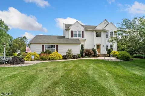 3 Canterbury Ln, Hackettstown, NJ 07840