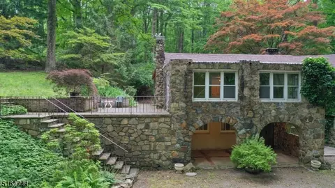 2 Derry Run Ln, Glen Gardner, NJ 08826