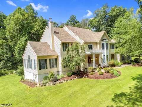 28 Harvest Ln, Washington Twp, NJ 07853